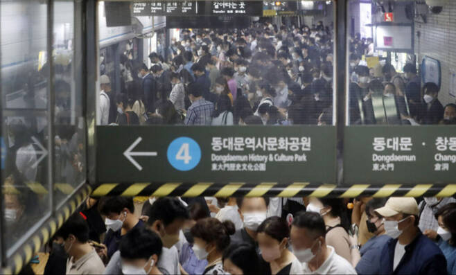전국장애인차별철폐연대가 30일 서울 지하철 4호선 구간에서 장애인 권리예산 보장 등을 요구하는 승·하차 시위를 벌인 여파로 상·하행선 운행 차질이 빚어진 가운데 충무로역에 몰린 인파로 퇴근길 혼잡한 모습을 보이고 있다. 뉴시스