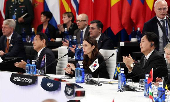 윤석열(오른쪽부터) 대통령과 저신다 아던 뉴질랜드 총리, 기시다 후미오 일본 총리가 29일(현지시간) 스페인 마드리드 이페마(IFEMA) 컨벤션센터에서 열린 나토(북대서양조약기구) 동맹국·파트너국 정상회의에 참석해 박수를 치고 있다.마드리드 연합뉴스