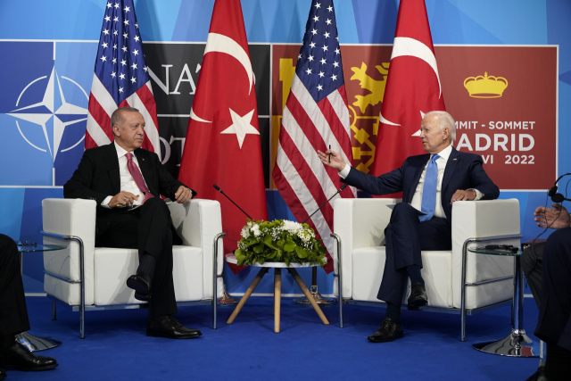 조 바이든(오른쪽) 미국 대통령과 레제프 타이이프 에르도안 튀르키예(터키) 대통령이 29일(현지 시간) 스페인 마드리드에서 열린 북대서양조약기구(NATO·나토) 정상회의에서 양자 회담을 갖고 있다. AP연합뉴스