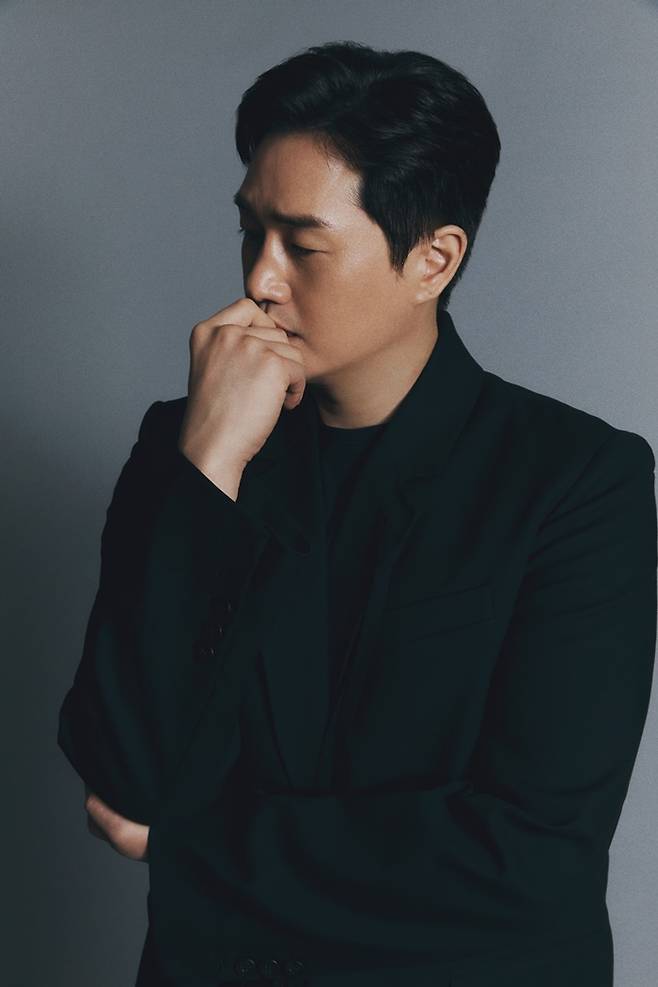 유지태는 원작 속 `교수` 보다 자신의 비율이 좋다며 너스레를 떨었다. 제공|넷플릭스