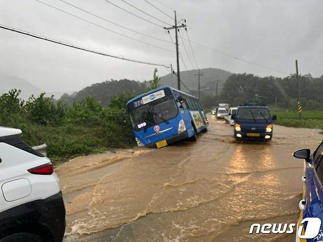 30일 오후 3시32분께 파주시 광탄면 용미리에서 범람한 하천에 버스가 갇히면서 소방당국이 승객 8명을 구조했고, 이중 2명이 다쳐 병원으로 옮겨졌다. (경기도북부소방재난본부 제공)© 뉴스1