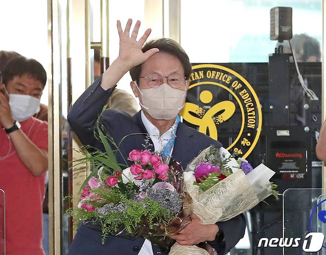 조희연 서울시교육감이 2일 서울 서대문구 서울시교육청으로 출근하며 꽃다발을 받고 있다. 조 교육감은 직선제 도입 이후 첫 3선 교육감이 됐다. 2022.6.2/뉴스1 © News1 이성철 기자