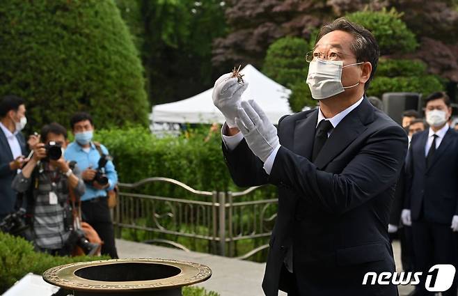 유정복 인천시장이 1일 수봉공원 현충탑을 찾아 참배하고 있다.(인천시 제공) © 뉴스1