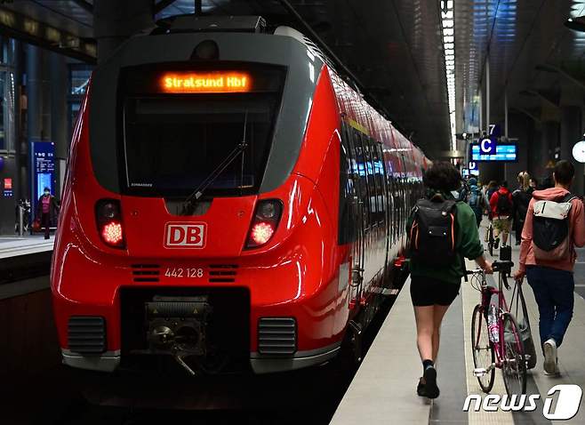 4일 독일 베를린의 베를린중앙역 철도 이용객들이 기차를 타기 위해 이동하고 있다. © AFP=뉴스1 © News1 강민경 기자