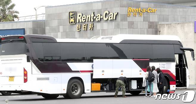 제주도는 오는 11일부터 9월30일까지 제주지역 렌터카 업체 113곳을 대상으로 운영 실태 확인을 위한 특별 지도점검을 벌인다고 1일 밝혔다. 제주국제공항 렌터카 하우스에서 관광객들이 렌터카 차고지로 향하는 셔틀에 짐을 넣고 있다. 2022.4.23/뉴스1 © News1 오현지 기자