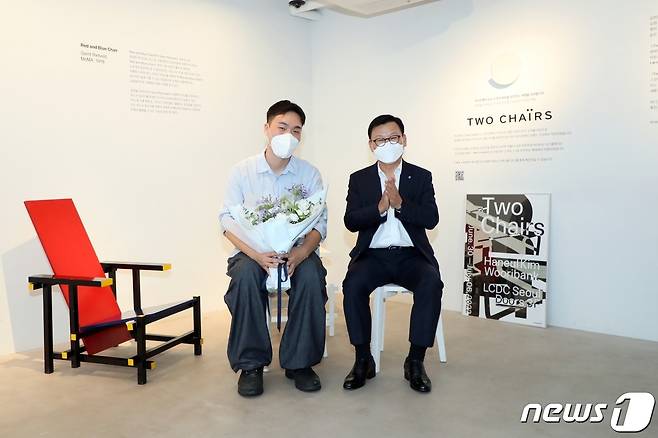 이원덕 우리은행장(오른쪽)과 이번 전시회 작품을 제작한 김하늘 디자이너가 기념촬영을 하고 있다.(우리은행 제공)/ © 뉴스1