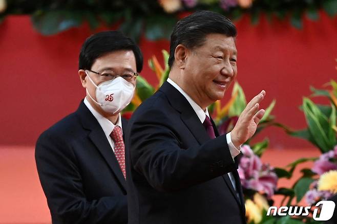 시진핑(우) 중국 국가주석과 존 리 신임 홍콩 행정장관. © 로이터=뉴스1 © News1 정윤영 기자
