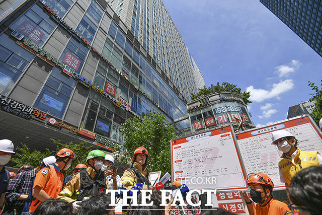 1일 서울 종로구에 있는 대형 빌딩이 흔들렸다는 신고가 접수돼 입주민 등 1000여 명이 대피하고, 4시간 가까이 건물이 전면 통제되는 소동이 벌어졌다./윤웅 기자