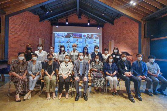 대구가톨릭대는 지난 달 24일 오페라하우스 별관에서 한-중 수교 30주년 기념 ‘제1회 한중스피치대회’를 개최하고 기념사진을 촬영하고 있다.