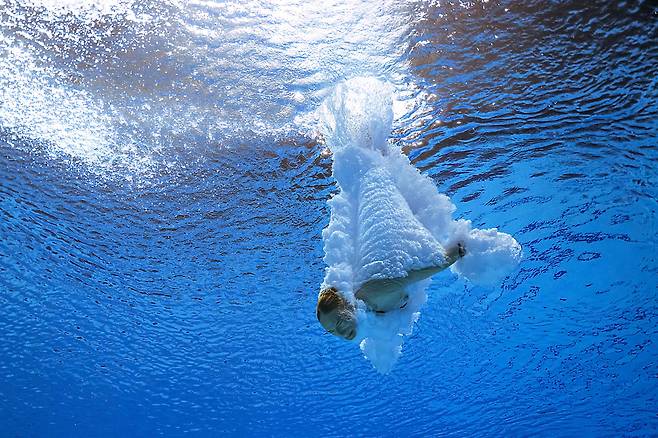 26일 헝가리 부다페스트에서 열린 2022세계수영선수권대회 여자 10미터 플랫폼 다이빙에서 한 다이버가 연기후 물속으로 입수하고 있다./AFP 연합뉴스