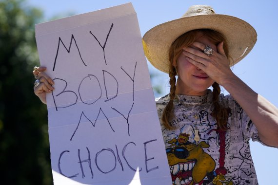 미국 대법원이 여성의 임신중절(낙태) 권리를 보장한 '로 대 웨이드' 판례를 번복한 24일(현지시간) 로스앤젤레스에서 한 여성이 임신중절 찬성 팻말을 들고 시위하다가 울고 있다. /사진=AP뉴시스