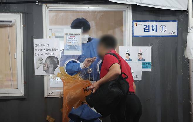 6월30일 서울역 광장에 마련된 코로나19 임시 선별검사소에서 시민들이 검사를 받고 있다. 연합뉴스