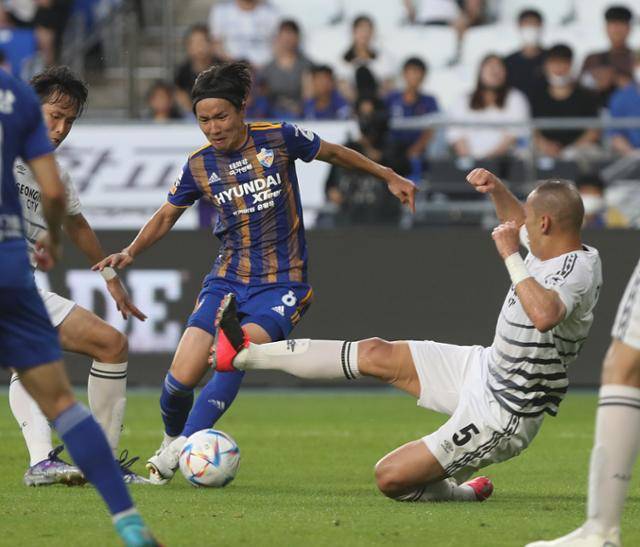 K리그1 울산 현대의 아마노(가운데)가 6월 26일 울산 문수축구경기장에서 열린 프로축구 하나원큐 K리그1 2022 18라운드 성남FC와의 경기에서 드리블을 시도하고 있다. 연합뉴스