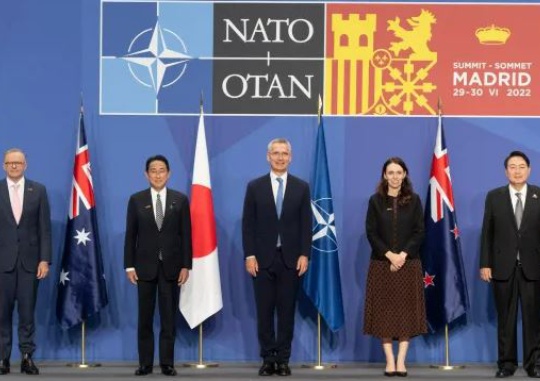 President Yoon Suk-yeol takes a picture with the prime ministers of Australia, Japan and New Zealand and NATO Secretary General Stoltenberg in Madrid, Spain on June 29 (local time). Originally, a photo of President Yoon with his eyes closed had been published on the NATO website, but it was replaced as of June 30. NATO website
