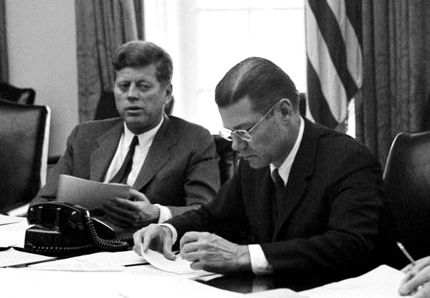 로버트 맥나마라 미국 국방장관(오른쪽)과 케네디 대통령. 삼인 제공