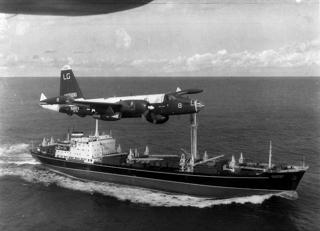 쿠바 해상에서 소련 화물선 위를 비행하며 정찰하는 미 공군 P-2H넵튠기. 삼인 제공