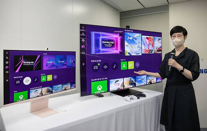 삼성전자 영상디스플레이사업부 안희영 프로가 2022년형 삼성 TV와 스마트 모니터를 통해 정식 출시한 스트리밍 게임 플랫폼 연동 서비스인 ‘게이밍 허브’를 소개하고 있다.  삼성전자 제공