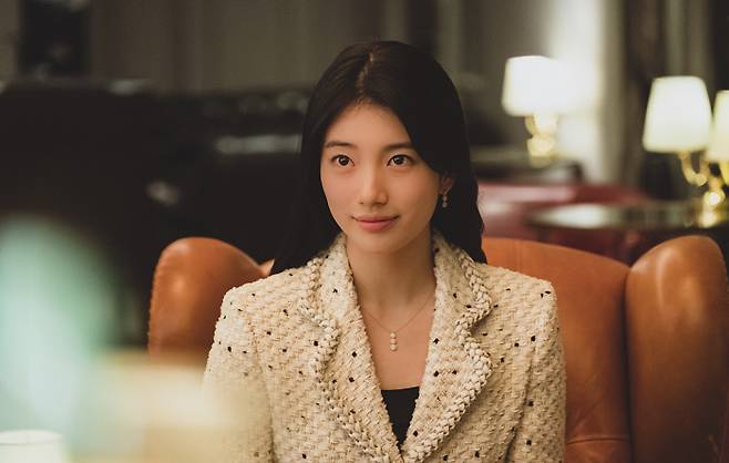 해외 유학파인 안나를 가장한 유미(수지)는 미대 해외 입시 학원과 대학 평생교육원에서 인기 강사가 된다. 쿠팡플레이 제공