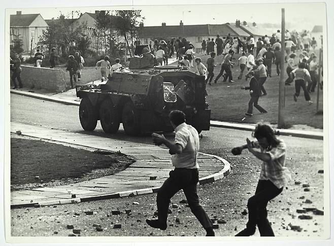 ‘트러블’ 기간인 1971년, 아일랜드 공화국과 국경을 맞대고 있는 북아일랜드 영국령 도시 런던데리에서 영국에 맞서 아일랜드와의 통합을 지지하는 가톨릭계 시민들이 폭동을 일으키고 있다. 출처 Public Record Office of Northern Ireland