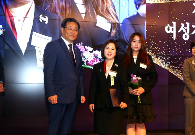 김 대표(가운데)가 2017년 제21회 여성 경제인의 날 기념행사에서 국무총리 표창을 받고 있다.
