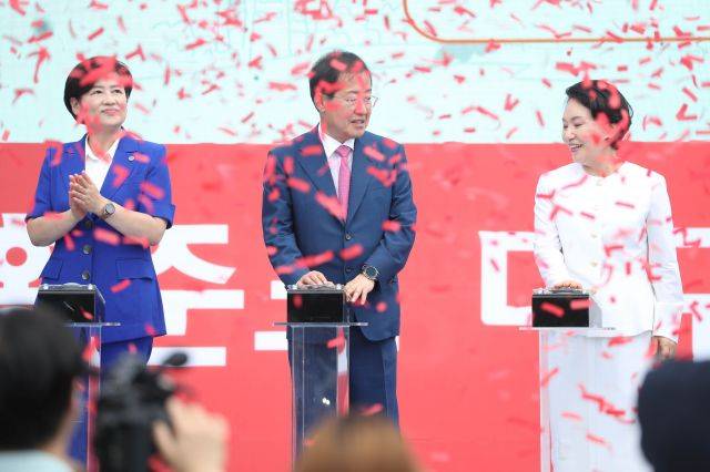 1일 오전 대구 중구 국채보상운동기념공원에서 열린 홍준표 대구시장 취임식에서 홍 시장(가운데)이 부인 이순삼(오른쪽)씨와 함께 참석하고 있다. 연합뉴스