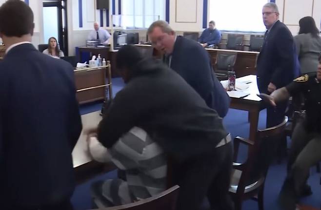 미국의 한 아빠(검은 옷)가 피고인석에 앉아있는 아들 살해범에게 주먹을 날리고 있다. /사진=마이애미해럴드 영상 갈무리