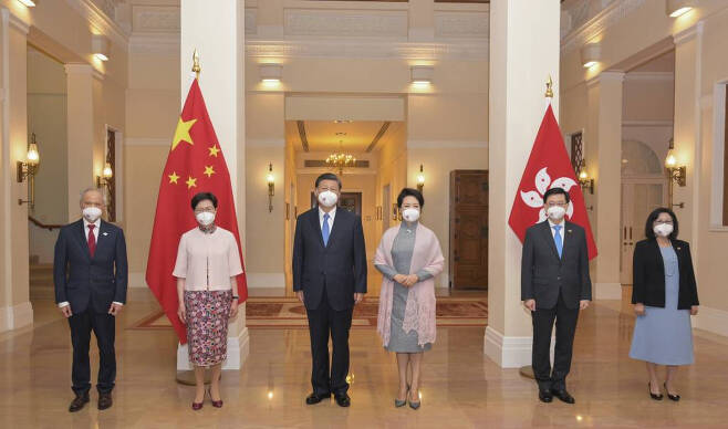 [홍콩=AP/뉴시스] 시진핑 중국 국가주석과 부인 펑리위안(가운데) 여사가 6월 30일  홍콩 정부 청사에서 캐리 람 홍콩 행정장관 부부(왼쪽), 존 리 행정장관 당선인 부부와 함께 기념 촬영을 하고 있다. 2022.07.01.