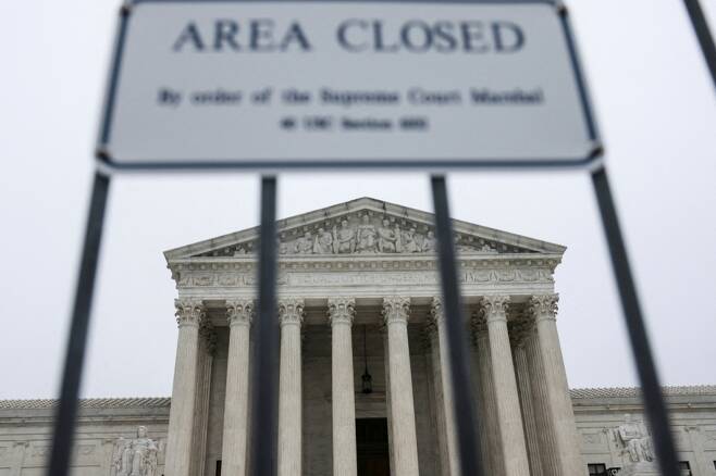 A sign is seen outside the U.S. Supreme Court in Washington, U.S., May 3, 2022. REUTERS/Evelyn Hockstein/File Photo/사진=로이터=뉴스1