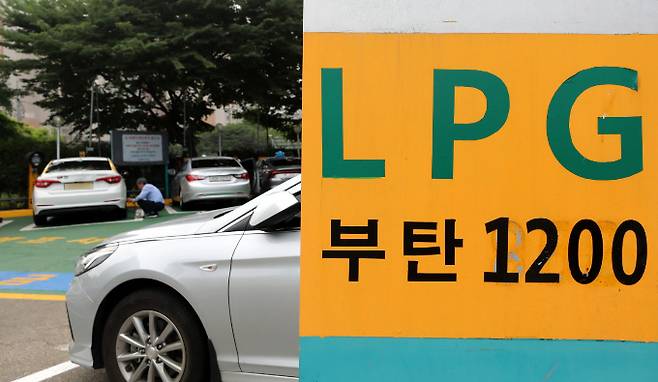 비싼 기름값에 LPG차의 잔존가치가 뛰고 있다. 사진은 서울시내 한 LPG 충전소에서 있는 가격 안내판. /사진=뉴시스