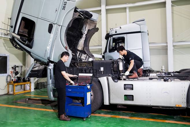 다임러 트럭 코리아가 총 575종 부품류를 최대 40% 할인하는 여름 서비스 캠페인을 진행한다. /사진=다임러 트럭 코리아