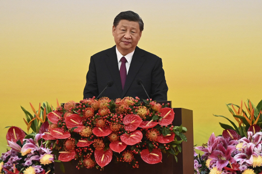 연설하는 시진핑 : 시진핑 중국 국가주석이 1일 홍콩에서 열린 반환 25주년 기념식에서 연설을 하고 있다.