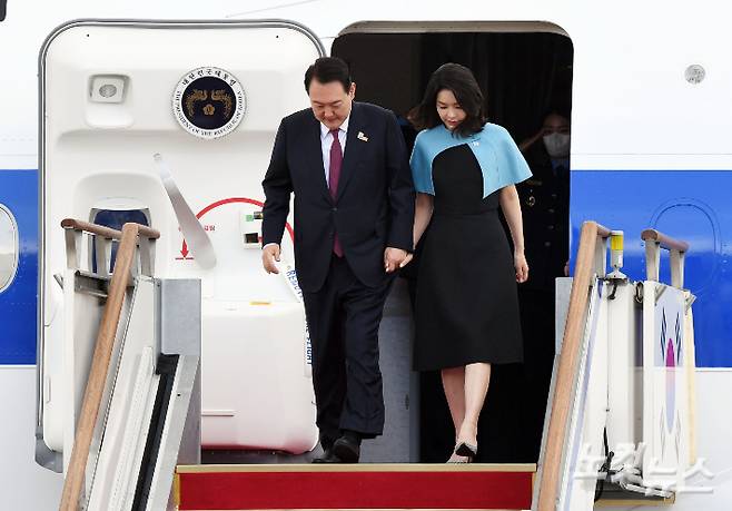 윤석열 대통령과 김건희 여사가 스페인 마드리드에서 열린 북대서양조약기구(NATO·나토) 정상회의 3박5일 간 일정을 마치고 1일 오전 경기 성남 서울공항을 통해 귀국하고 있다. 황진환 기자