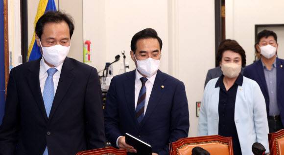 더불어민주당 우상호 비상대책위원장과 박홍근 원내대표가 1일 오전 서울 여의도 국회에서 열린 확대간부회의에 참석하고 있다. 2022.7.1 연합뉴스