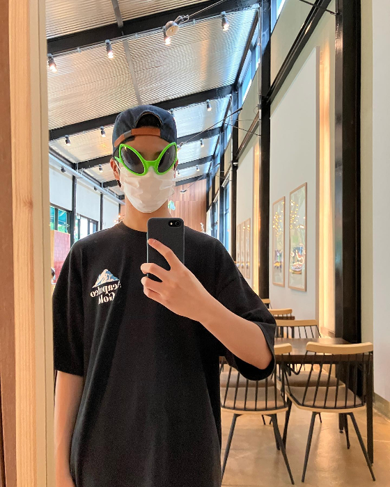 On June 30, Jung Dong Won posted an article and a photo called SWAG on his instagram.The photo showed Jung Dong-won wearing a so-called alien sunglasses, and Jung Dong-won even wore a mask, creating an atmosphere that seemed to come from the outside world and laughing at his fans.The fans who encountered the photos showed various reactions such as cute, Who is this ~ and love.Meanwhile, Jung Dong Won recently completed Jung Dong Won Dong Story 2nd National Tour Concert (2nd JEONG DONG WONS TALK CONCERT.