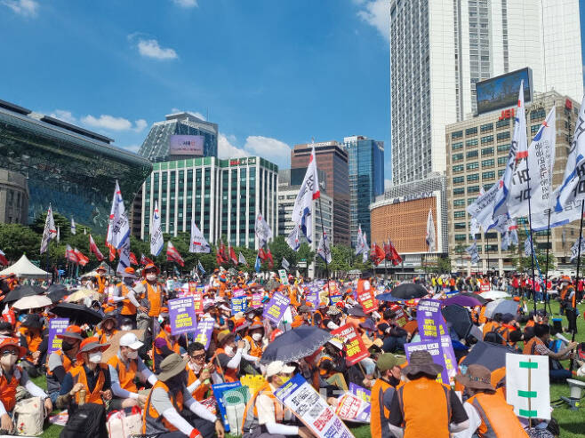 2일 오후 민주노총 조합원들이 서울시청 광장에서 전국노동자대회에 참여하고 있다.(사진=조민정 기자)