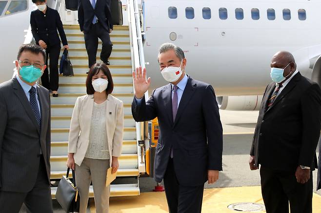 왕이(오른쪽 두 번째) 중국 외교담당 국무위원 겸 외교부장이 지난달 2일(현지시각) 파푸아뉴기니 수도 포트모르즈비의 국제공항에 도착해 손을 흔들고 있다. /AFP=연합뉴스