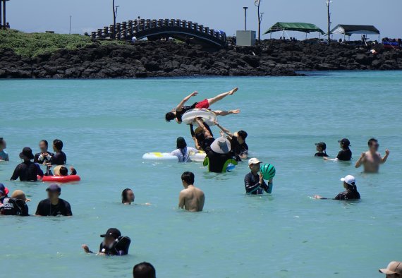 지난 1일 오후 제주시 조천읍 함덕해수욕장을 찾은 피서객들이 물놀이를 하고 있다. 뉴시스 화상 제공