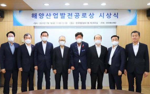 한국해사재단이 올해 제정한 해양산업발전공로상을 첫 수상자인 박인호 부산항발전협의회 대표(왼쪽 다섯번째)가 지난 1일 열린 시상식 참석자들과 기념촬영을 하고 있다. 사진=한국해사재단 제공