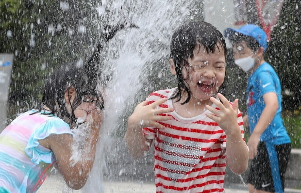 2일 오후 서울 서대문구 서울역사박물관에 설치된 분수대에서 어린이들이 물놀이를 즐기고 있다. /사진=뉴스1