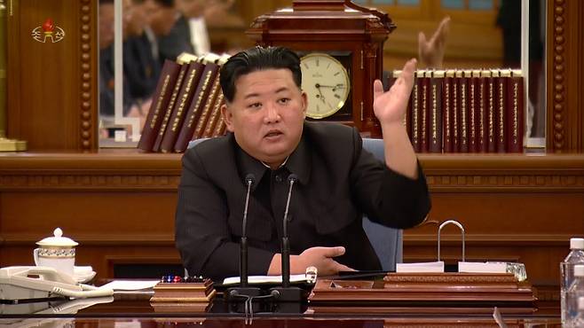 김정은 북한 국무위원장이 지난 27일 노동당 비서국 확대회의를 열고 있다. | 조선중앙통신·연합뉴스