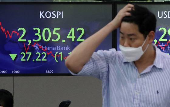 1일 서울 중구 하나은행 명동점 딜링룸 전광판에 코스피 지수가 전 거래일보다 27.22포인트(1.17%) 내린 2,305.42를 나타내고 있다/사진=뉴스1