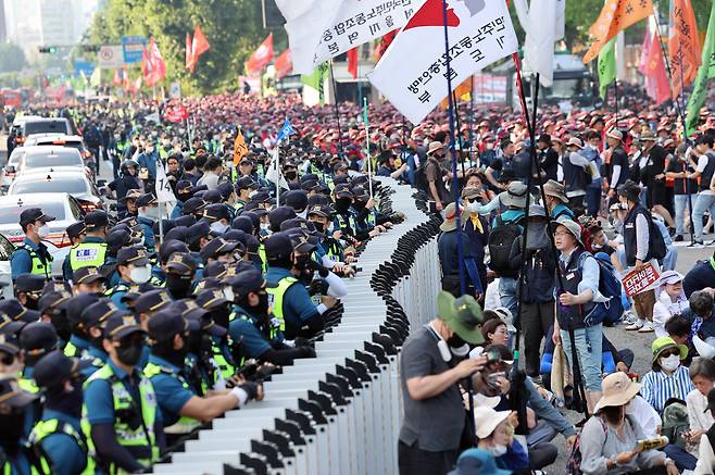 2일 민주노총 전국노동자대회 참가자들이 서울 용산구 삼각지역 인근에서 정리 집회를 하고 있다. [연합]