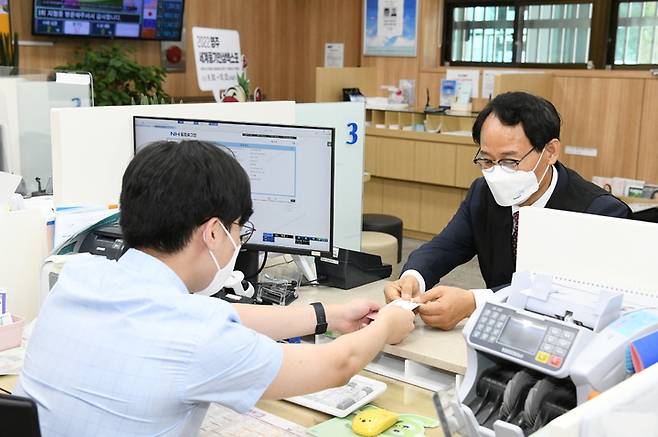 박남서 영주시장이 농협은행 영주시청출장소에서 영주세계풍기인삼엑스포 입장권을 구매하고 있다. (사진=영주시 제공) *재판매 및 DB 금지