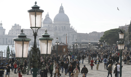내년 1월부터 이탈리아 베네치아는 ‘당일치기’ 관광객 대상으로 최대 1만3000원 정도의 입장료를 부과한다. AP=연합뉴스