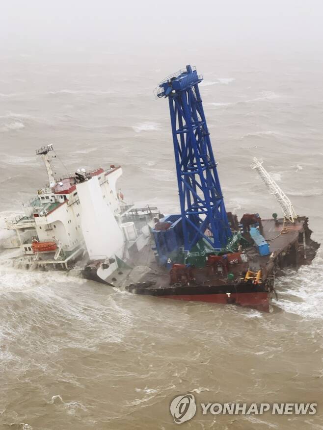 '27명 실종' 남중국해 중국 사고 선박 (EPA=연합뉴스) 2일 홍콩에서 남서쪽 296km 떨어진 남중국해 해역에서 표류하고 있는 중국 선박 '푸징 001'호. [홍콩비행복무국 제공]