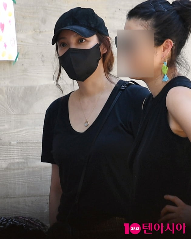 Actor Park Si-yeon is attending a small flea market event held in Seongsu-dong, Seoul on the 2nd.Meanwhile, Park Si-yeon crashed a passenger car in Seoul Songpa-gu last January, waiting for a left turn signal.Polices Drinking measurements revealed that Park Si-yeons blood alcohol level was at the level of license cancellation.