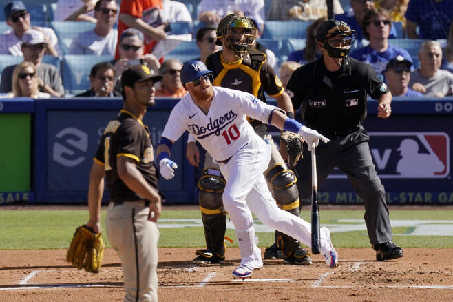 LA 다저스 저스틴 터너가 1회말 좌월 솔로홈런을 터뜨리는 순간 샌디에이고 파드리스 선발 다르빗슈와 함께 타구를 바라보고 있다. AP연합뉴스