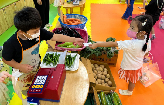 공립 대소유치원은 놀이중심교육과 초록학교 만들기의 일환으로 '알뜰살뜰 시장놀이'를 실시했다.      사진=대소유치원 제공