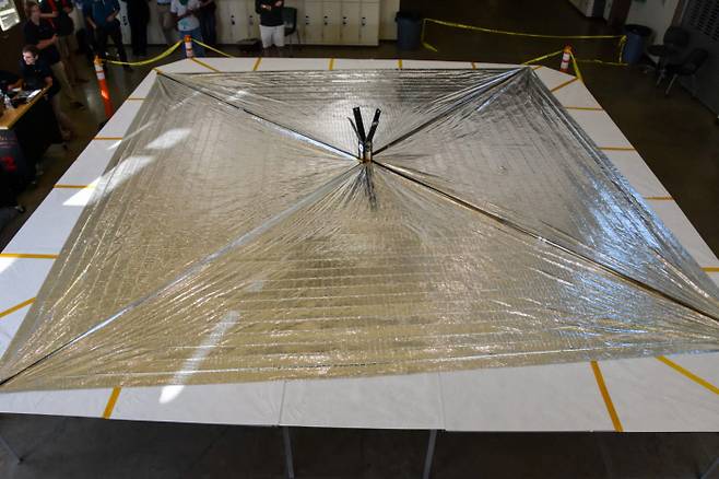 행성협회 연구진이 지구 궤도로 발사되기 전 라이트세일2의 돛을 연구실에 펼쳐 놓았다. 한 변이 5.6m인 정사각형으로, 면적은 32㎡다. 권투 경기장과 비슷한 넓이다. 행성협회 제공