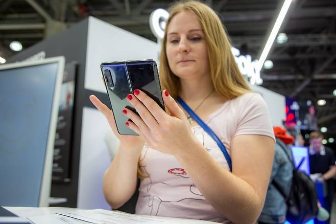 한 러시아 여성이 삼성전자 ‘갤럭시폴드’를 만져보고 있다. [123RF]